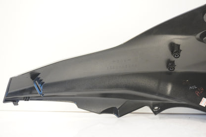 Snett uppifrån på Bensintankskåpa från en Kawasaki Versys 650 -2011 motorcykel.