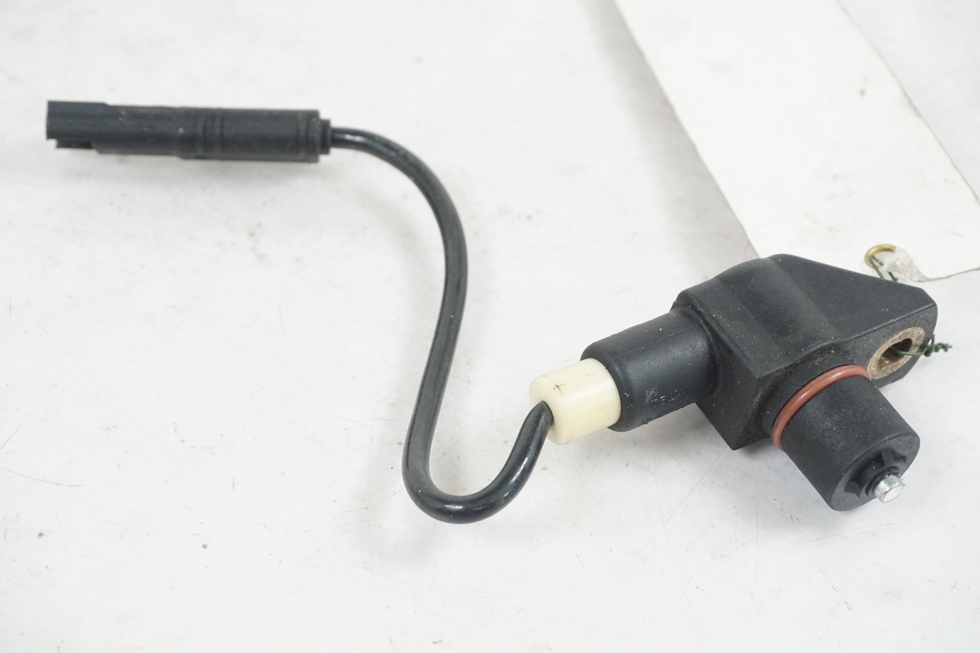 Baksidan på Vevaxelsensor från en BMW F 800 GS -2011 motorcykel.