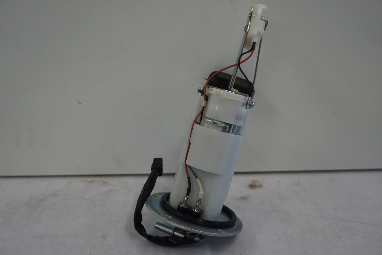 Framsidan på <p>Bensinpump insprut från Kawasaki ER-6N ABS 2014.</p>

<p>Med nivågivaren</p> motorcykel.