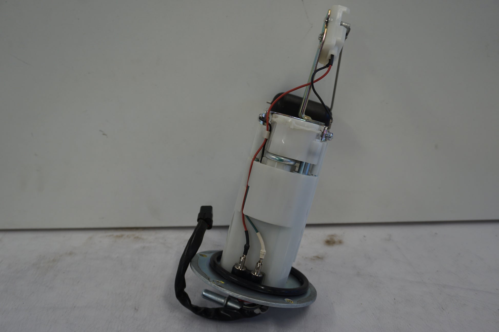 Framsidan på <p>Bensinpump insprut från Kawasaki ER-6N ABS 2014.</p>

<p>Med nivågivaren</p> motorcykel.