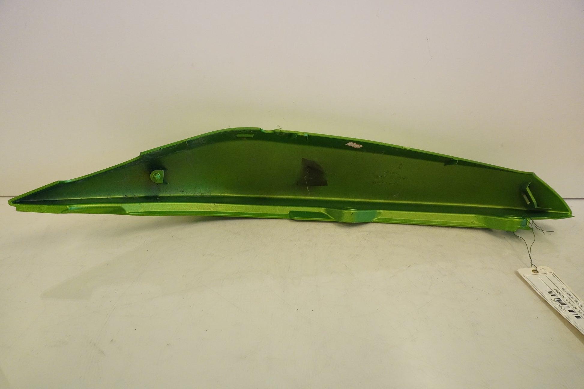 Snett nerifrån på Bakvinge från en Kawasaki ER-6N -2008 motorcykel.