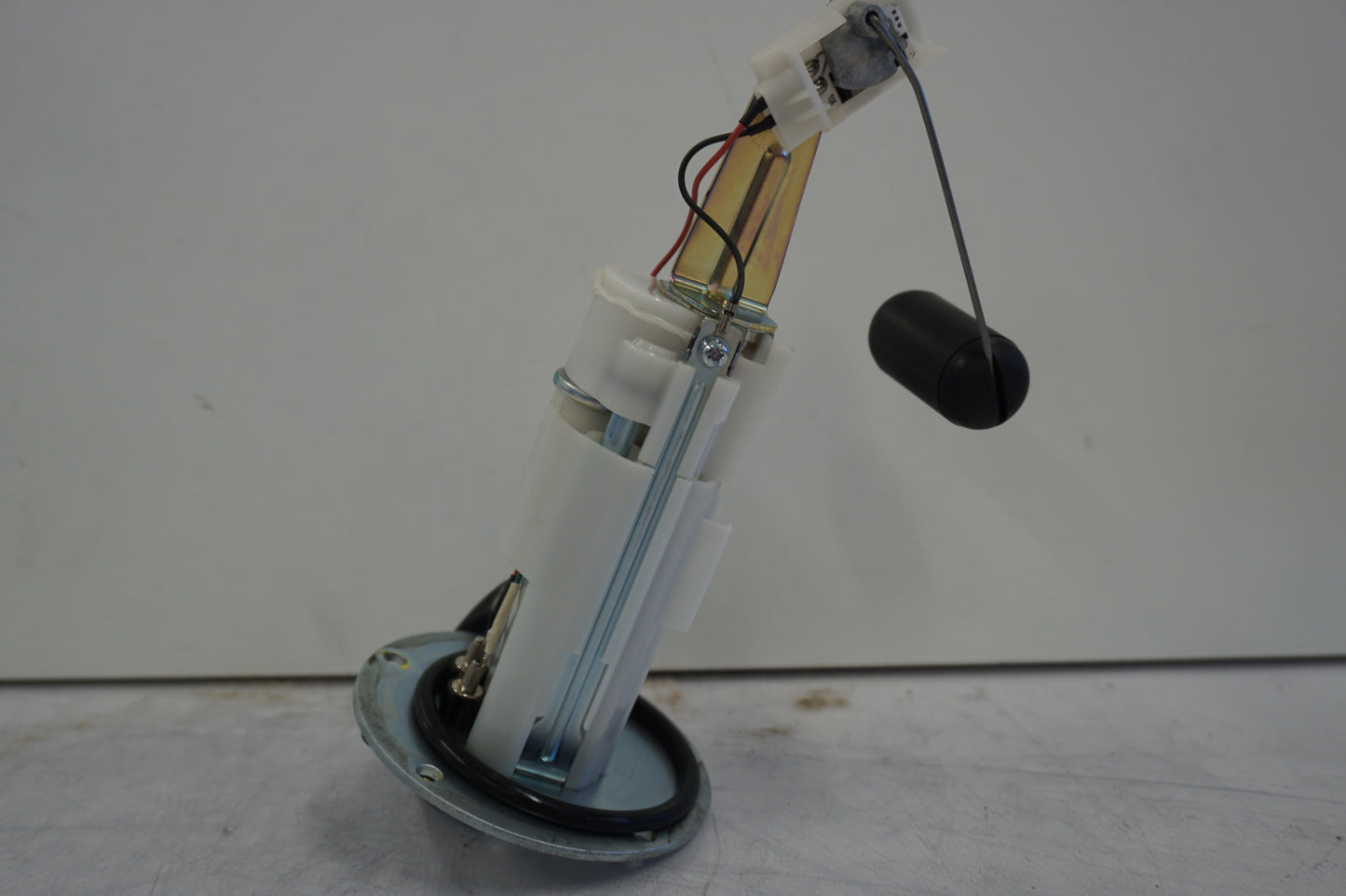 Baksidan på <p>Bensinpump insprut från Kawasaki ER-6N ABS 2014.</p>

<p>Med nivågivaren</p> motorcykel.