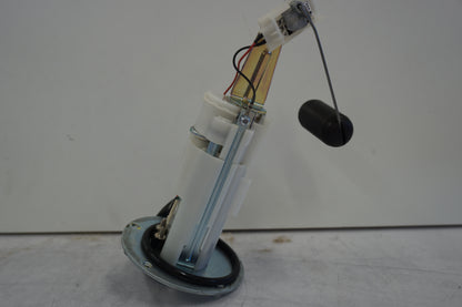 Baksidan på <p>Bensinpump insprut från Kawasaki ER-6N ABS 2014.</p>

<p>Med nivågivaren</p> motorcykel.