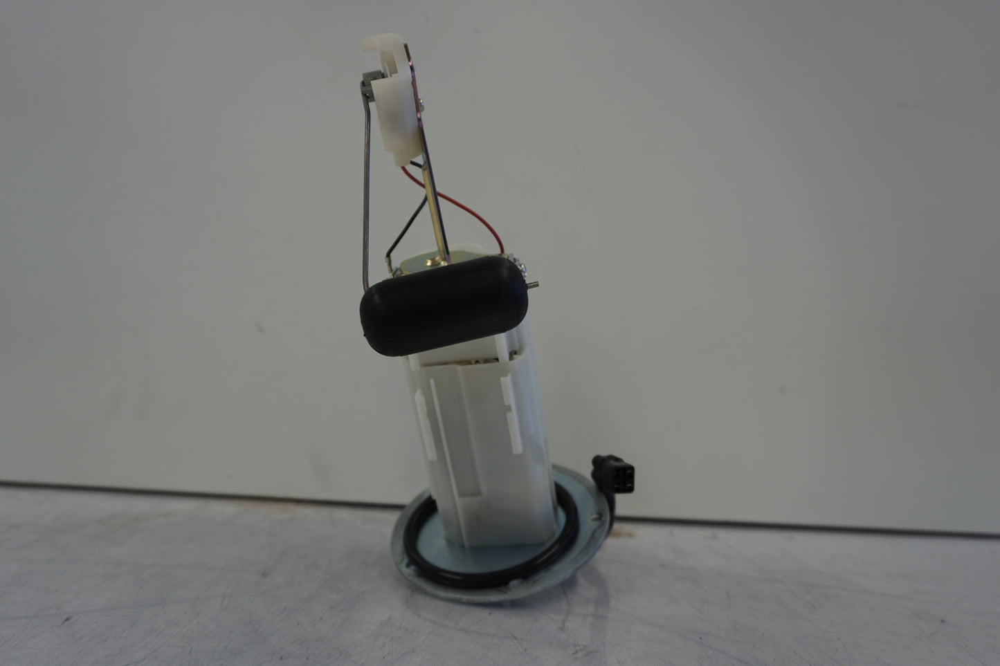 Höger sida på <p>Bensinpump insprut från Kawasaki ER-6N ABS 2014.</p>

<p>Med nivågivaren</p> motorcykel.