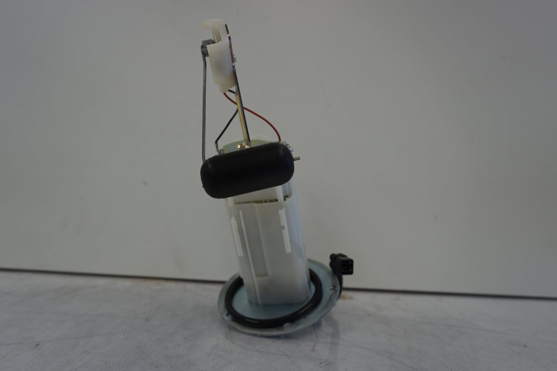 Höger sida på <p>Bensinpump insprut från Kawasaki ER-6N ABS 2014.</p>

<p>Med nivågivaren</p> motorcykel.