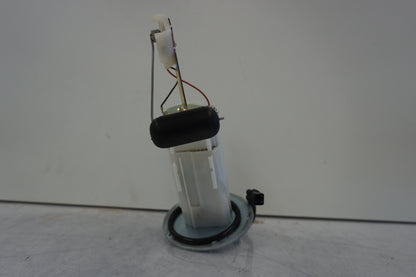 Höger sida på <p>Bensinpump insprut från Kawasaki ER-6N ABS 2014.</p>

<p>Med nivågivaren</p> motorcykel.