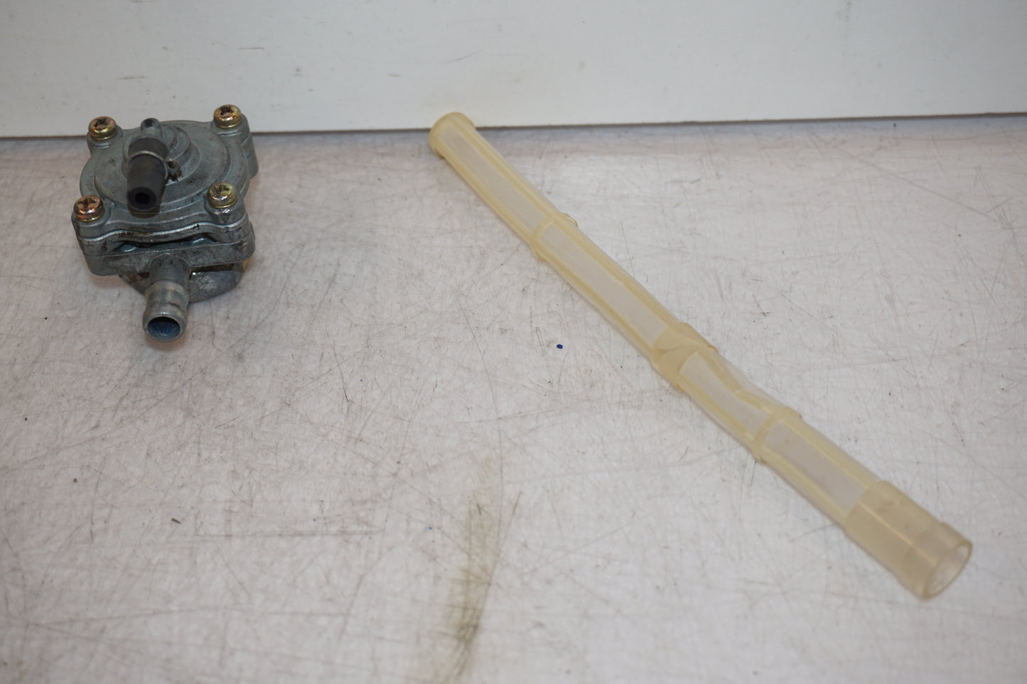 Framsidan på Bensinkran från en Honda XL 650 V -2000 motorcykel.