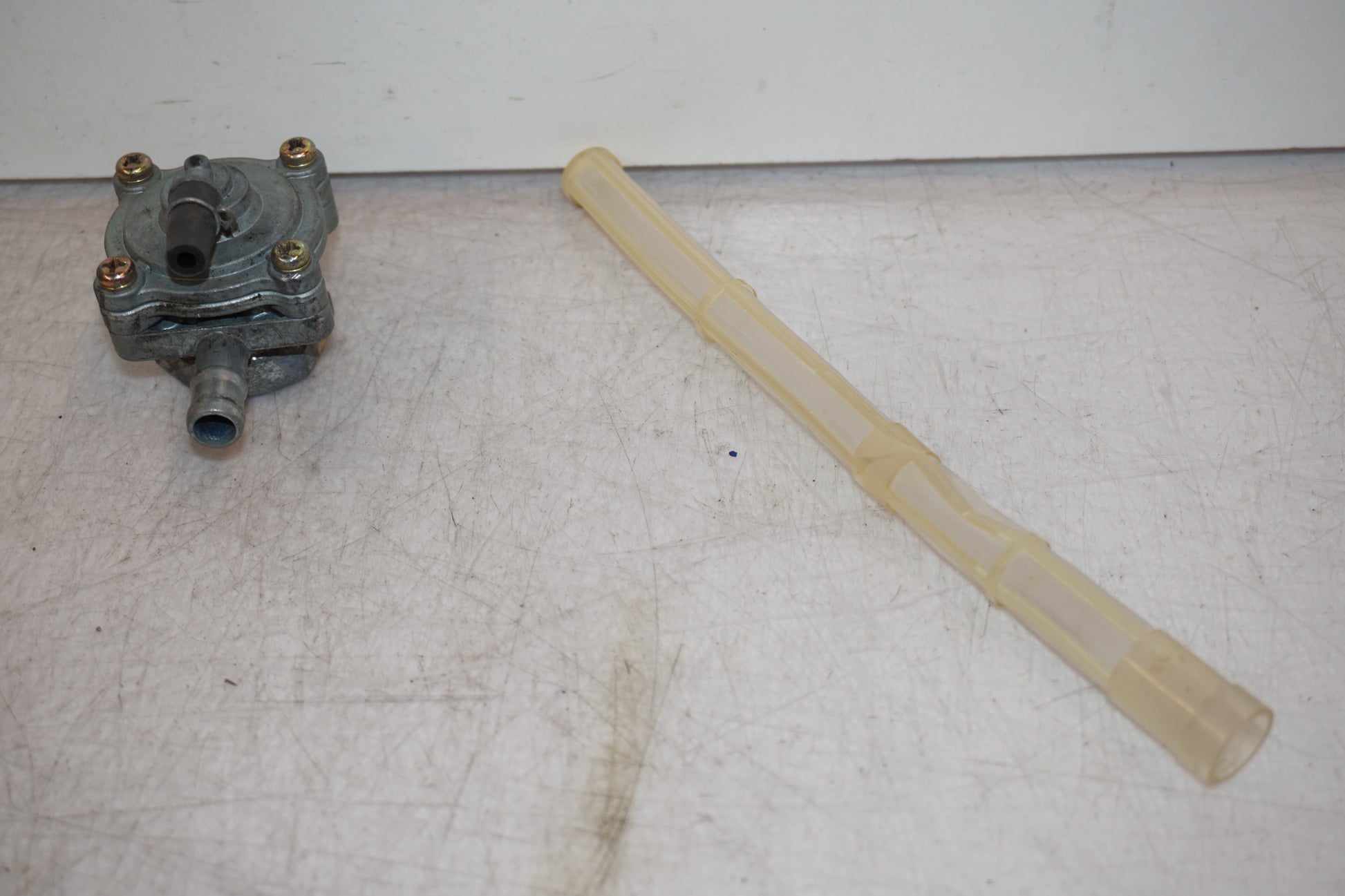 Framsidan på Bensinkran från en Honda XL 650 V -2000 motorcykel.