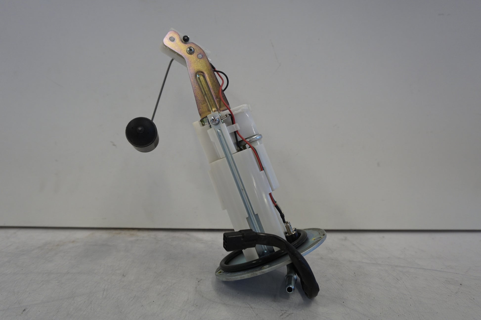 Vänster sida på <p>Bensinpump insprut från Kawasaki ER-6N ABS 2014.</p>

<p>Med nivågivaren</p> motorcykel.