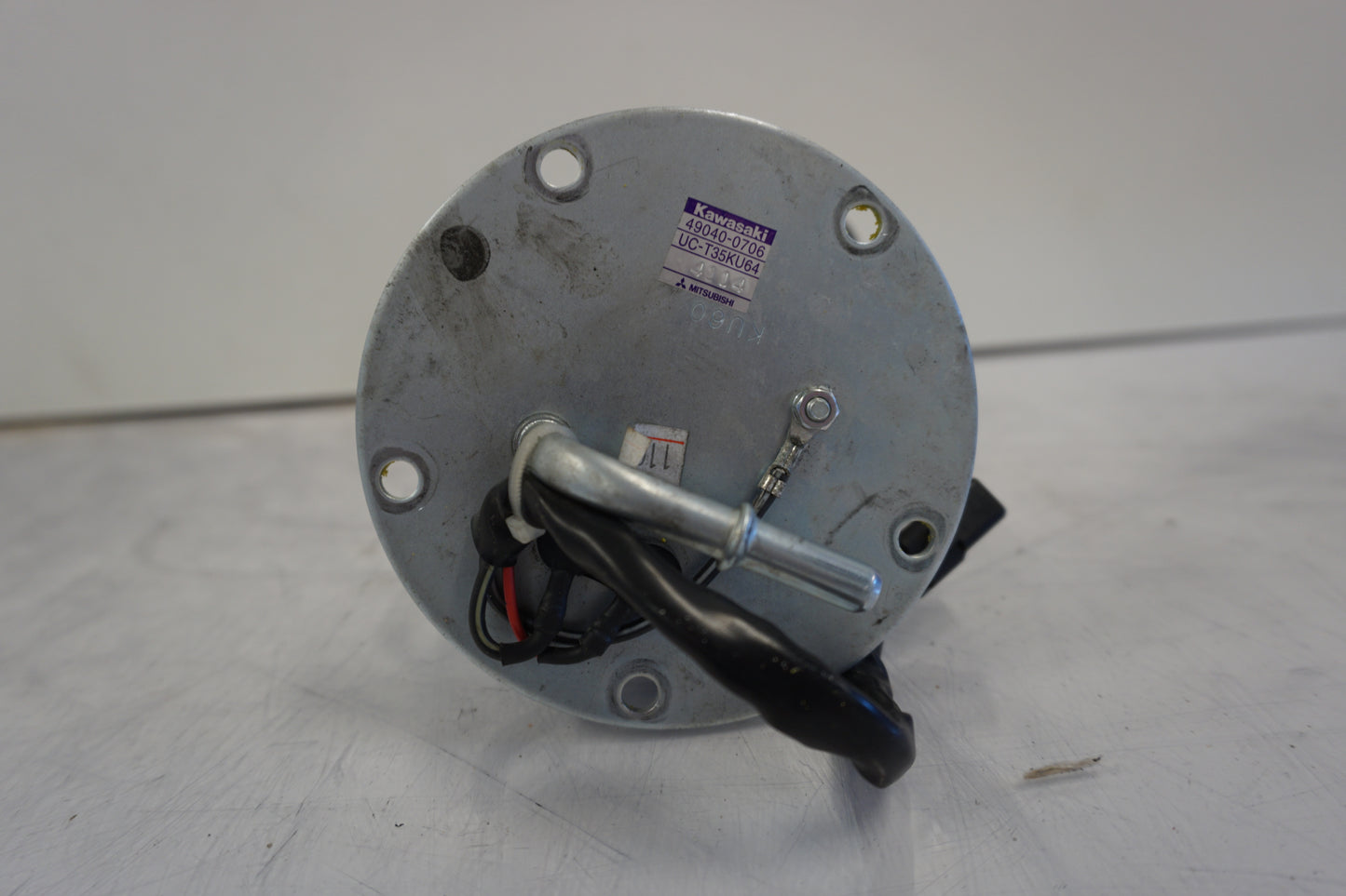 Snett uppifrån på <p>Bensinpump insprut från Kawasaki ER-6N ABS 2014.</p>

<p>Med nivågivaren</p> motorcykel.