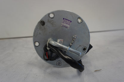 Snett uppifrån på <p>Bensinpump insprut från Kawasaki ER-6N ABS 2014.</p>

<p>Med nivågivaren</p> motorcykel.