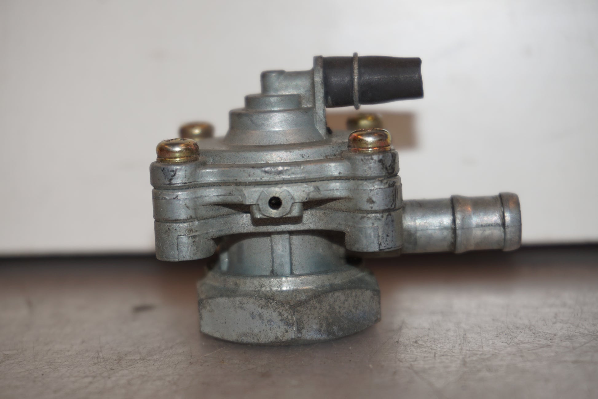 Vänster sida på Bensinkran från en Honda XL 650 V -2000 motorcykel.