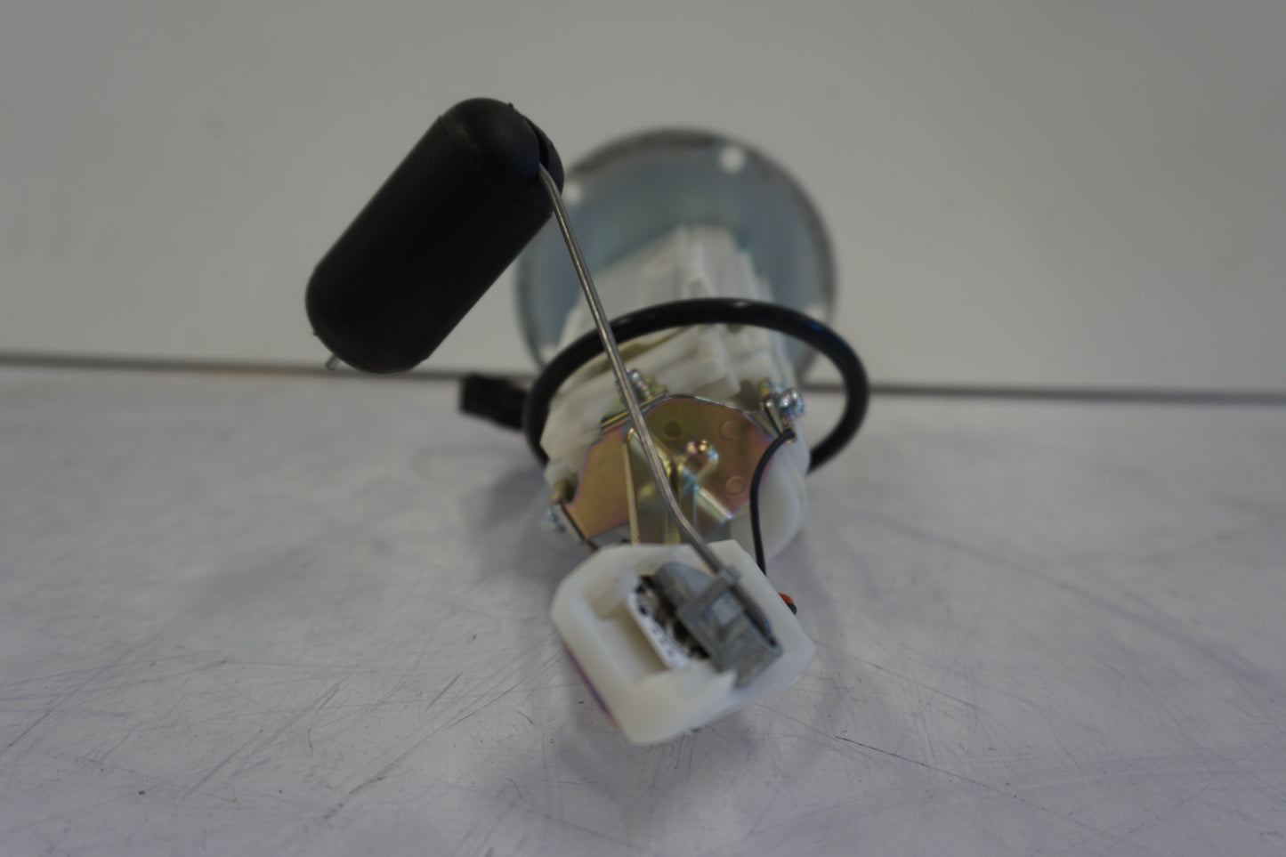 Extrabild1 på <p>Bensinpump insprut från Kawasaki ER-6N ABS 2014.</p>

<p>Med nivågivaren</p> motorcykel.