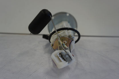 Extrabild1 på <p>Bensinpump insprut från Kawasaki ER-6N ABS 2014.</p>

<p>Med nivågivaren</p> motorcykel.