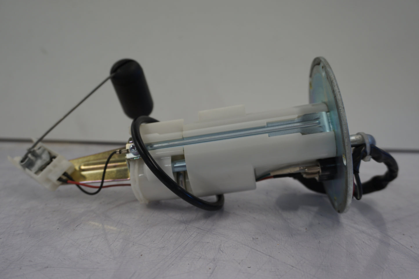 Extrabild2 på <p>Bensinpump insprut från Kawasaki ER-6N ABS 2014.</p>

<p>Med nivågivaren</p> motorcykel.