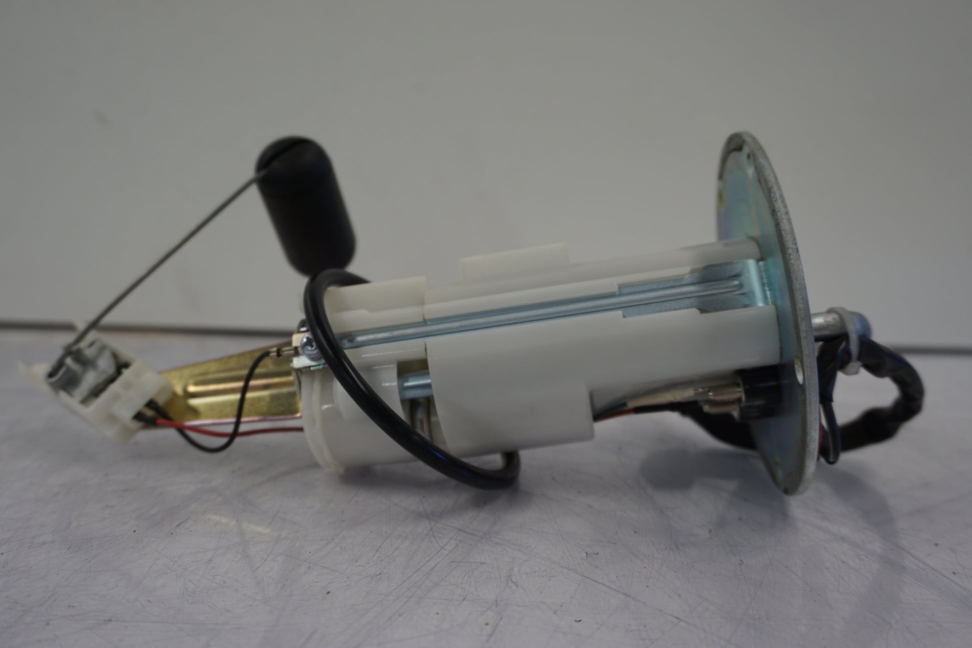 Extrabild2 på <p>Bensinpump insprut från Kawasaki ER-6N ABS 2014.</p>

<p>Med nivågivaren</p> motorcykel.