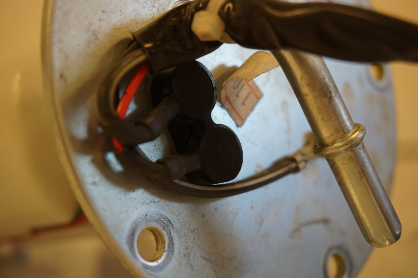 Extrabild3 på <p>Bensinpump insprut från Kawasaki ER-6N ABS 2014.</p>

<p>Med nivågivaren</p> motorcykel.