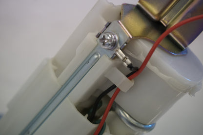 Extrabild5 på <p>Bensinpump insprut från Kawasaki ER-6N ABS 2014.</p>

<p>Med nivågivaren</p> motorcykel.