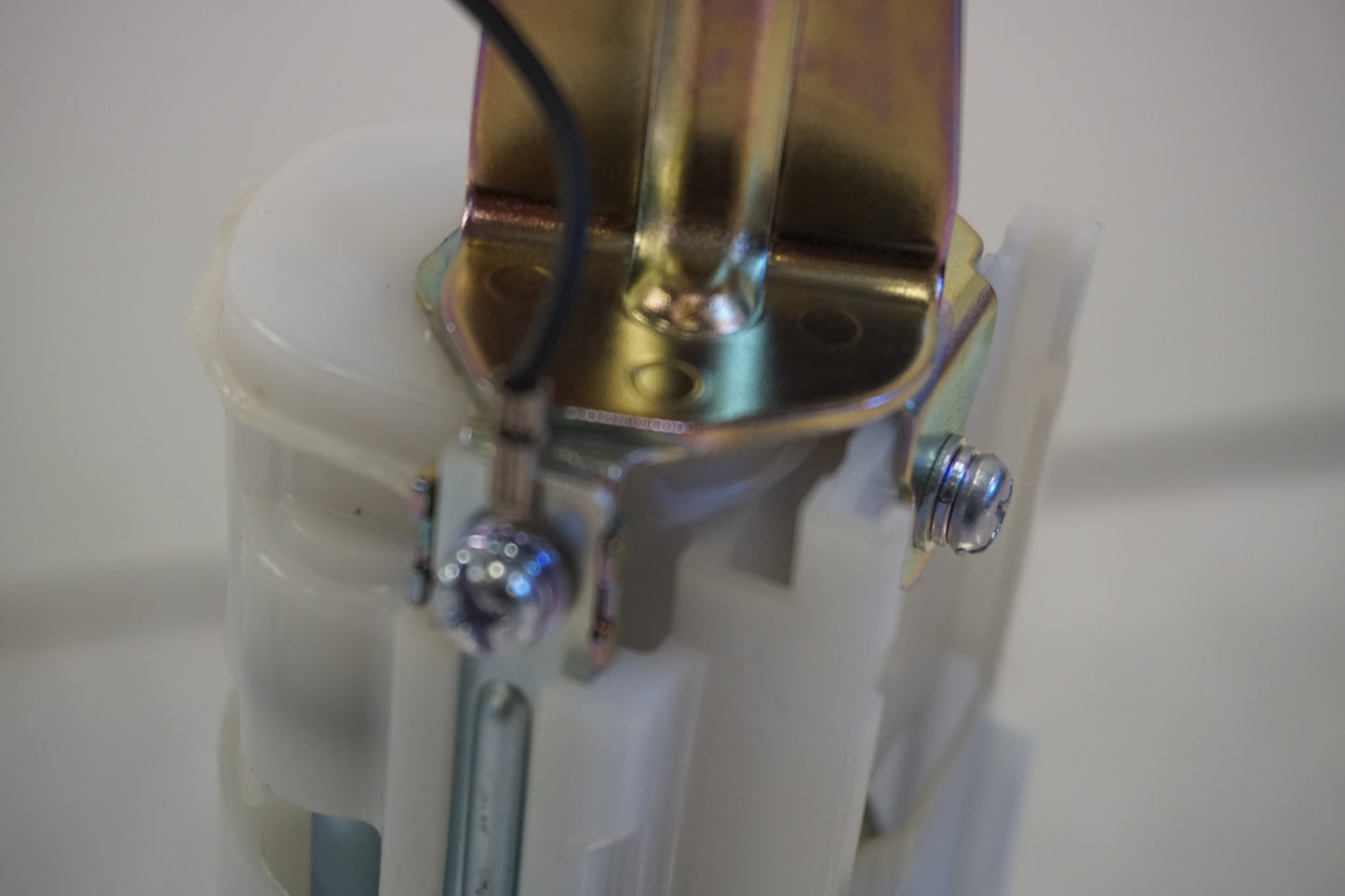 Extrabild6 på <p>Bensinpump insprut från Kawasaki ER-6N ABS 2014.</p>

<p>Med nivågivaren</p> motorcykel.