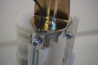 Extrabild6 på <p>Bensinpump insprut från Kawasaki ER-6N ABS 2014.</p>

<p>Med nivågivaren</p> motorcykel.