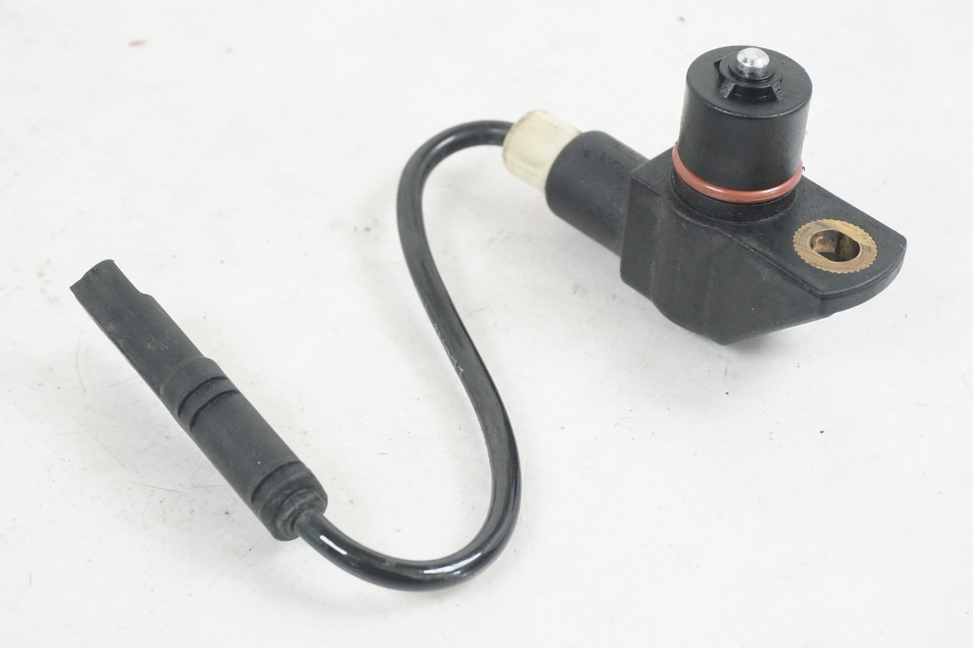 Framsidan på Vevaxelsensor från en BMW R 1200 RT -2011 motorcykel.