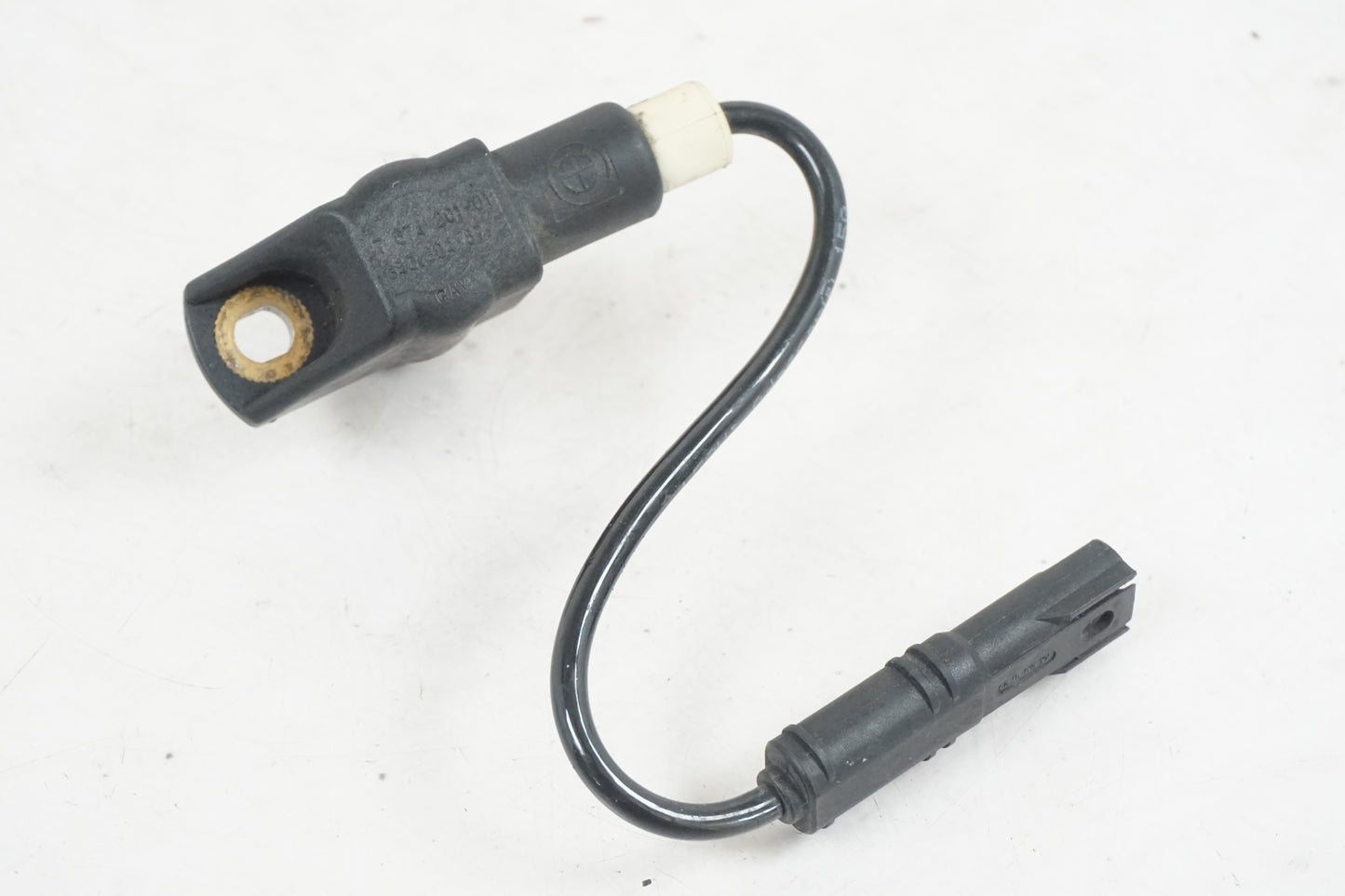 Baksidan på Vevaxelsensor från en BMW R 1200 RT -2011 motorcykel.