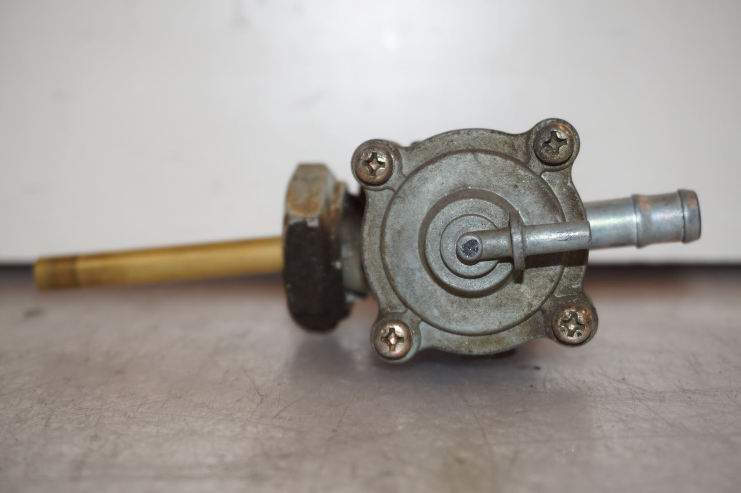 Baksidan på Bensinkran från en Honda CB 600 Hornet -2002 motorcykel.