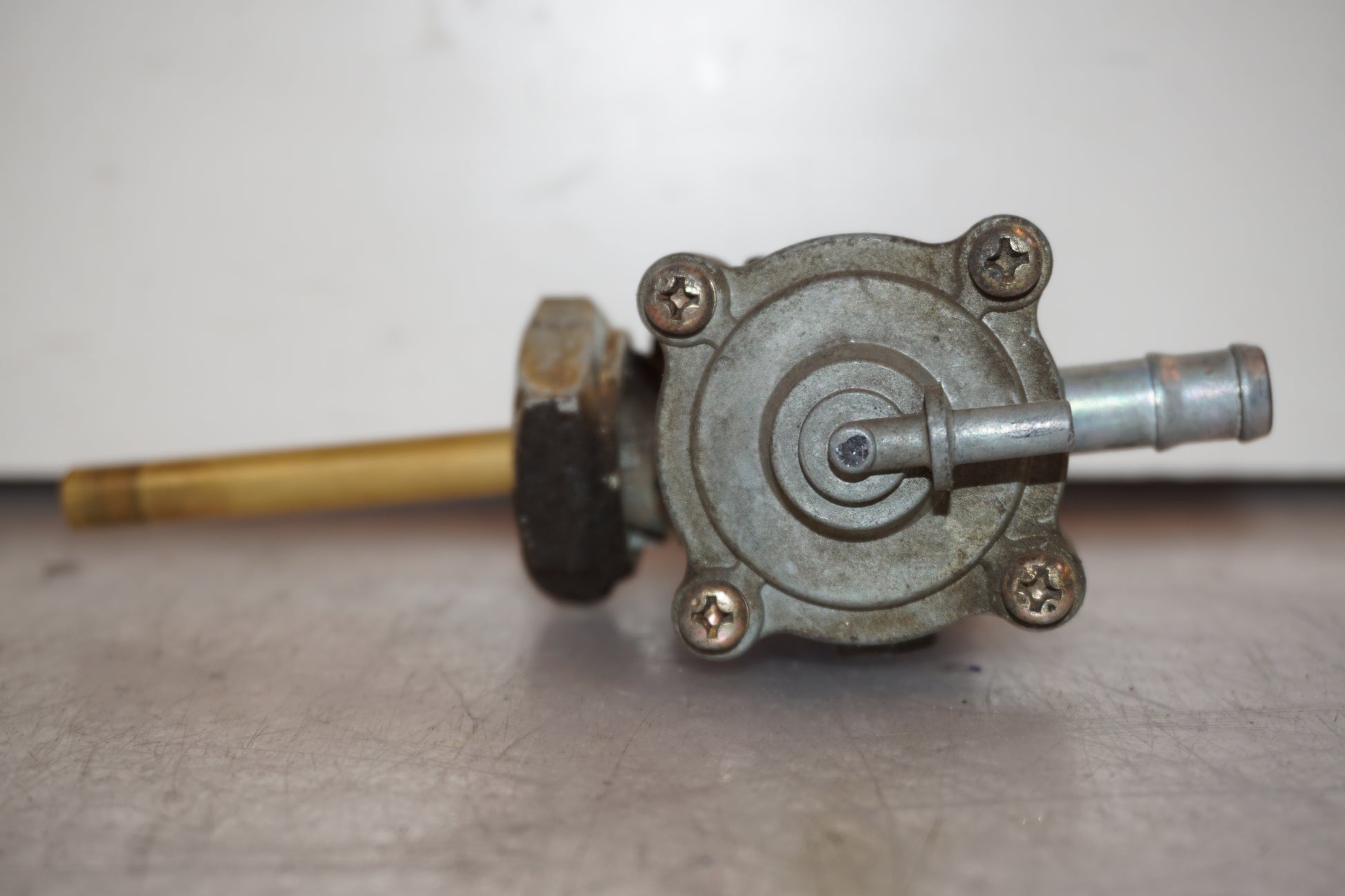 Baksidan på Bensinkran från en Honda CB 600 Hornet -2002 motorcykel.