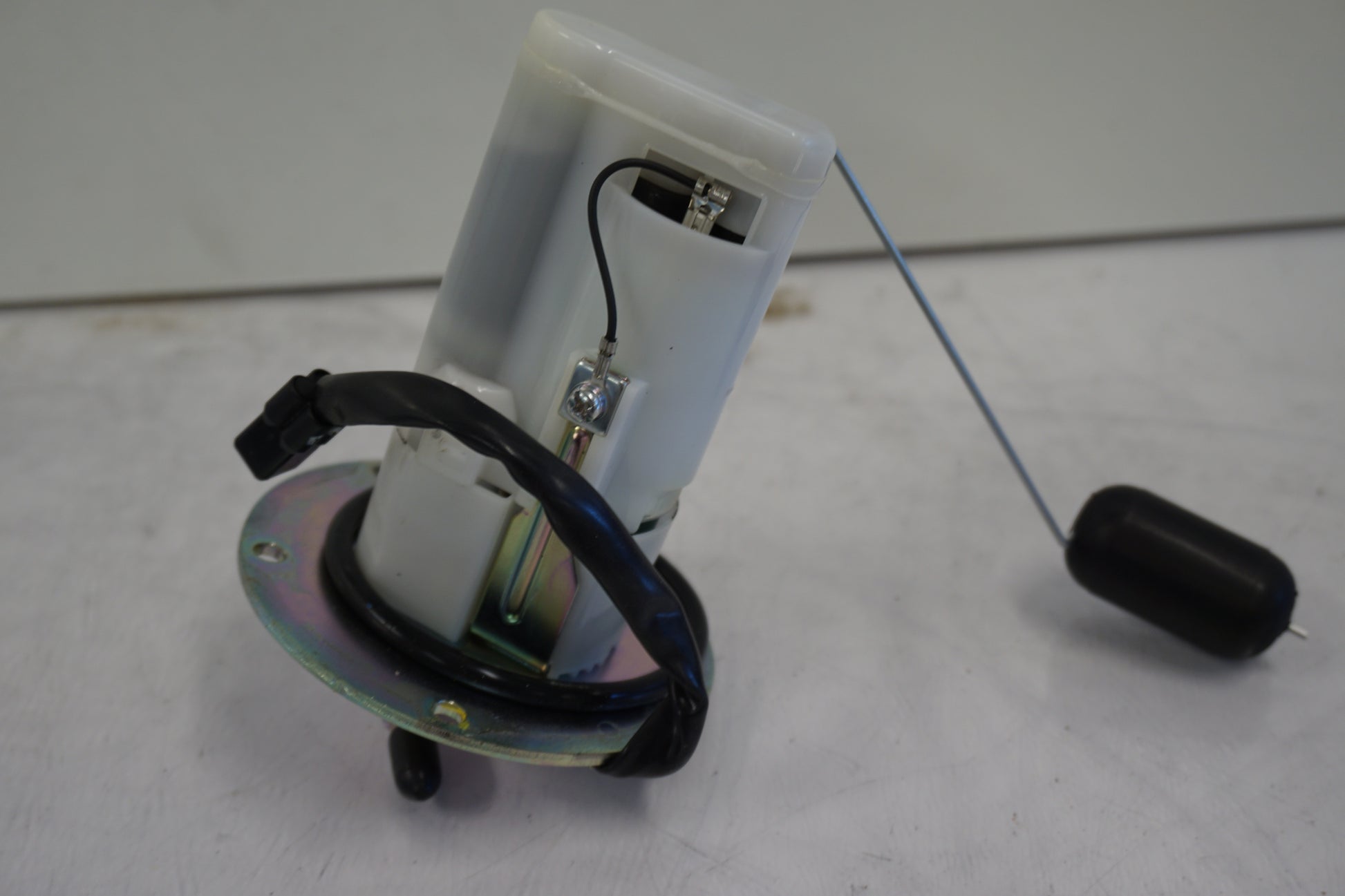 Höger sida på Bensinpump insprut från en Kawasaki Ninja 300 -2014 motorcykel.