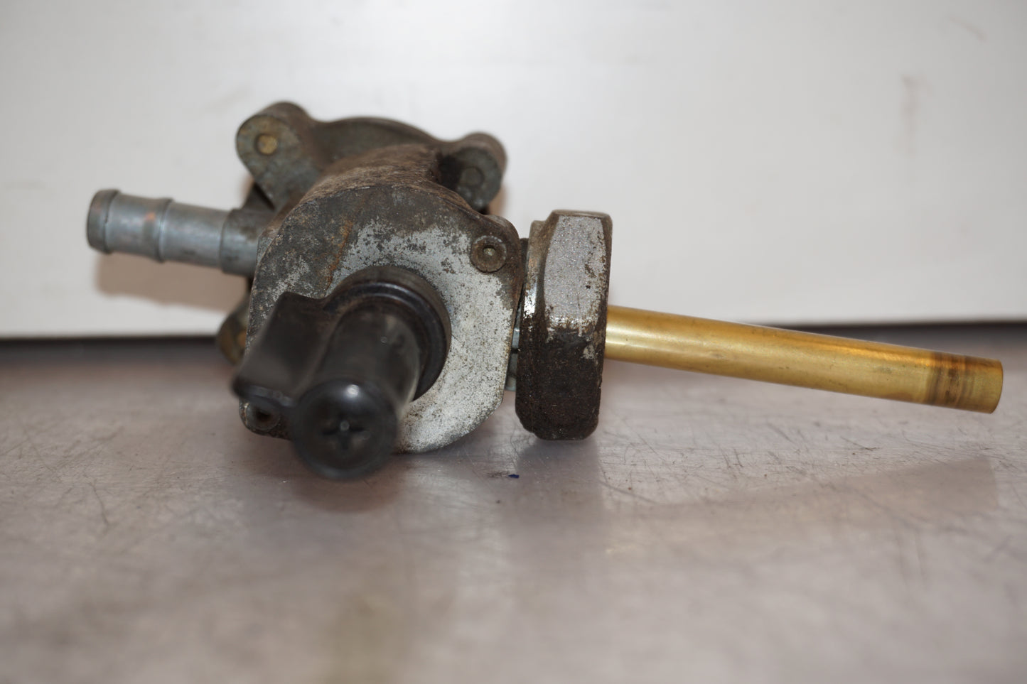 Vänster sida på Bensinkran från en Honda CB 600 Hornet -2002 motorcykel.