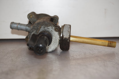 Vänster sida på Bensinkran från en Honda CB 600 Hornet -2002 motorcykel.