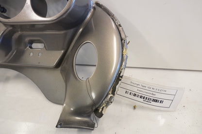 Baksidan på Instrumentkåpa från en Triumph Tiger -2002 motorcykel.