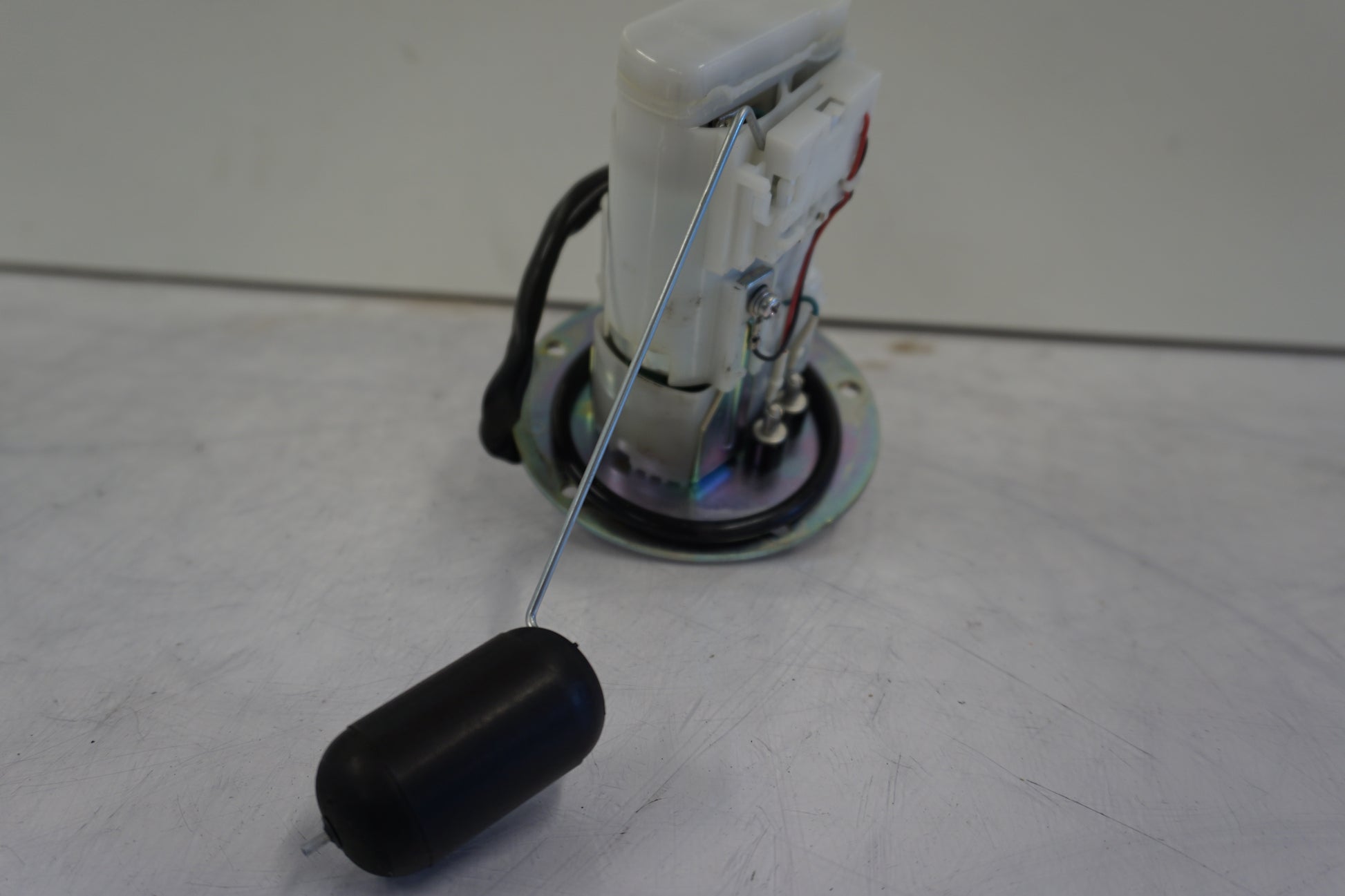 Vänster sida på Bensinpump insprut från en Kawasaki Ninja 300 -2014 motorcykel.