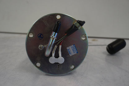 Snett uppifrån på Bensinpump insprut från en Kawasaki Ninja 300 -2014 motorcykel.