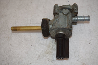 Snett nerifrån på Bensinkran från en Honda CB 600 Hornet -2002 motorcykel.