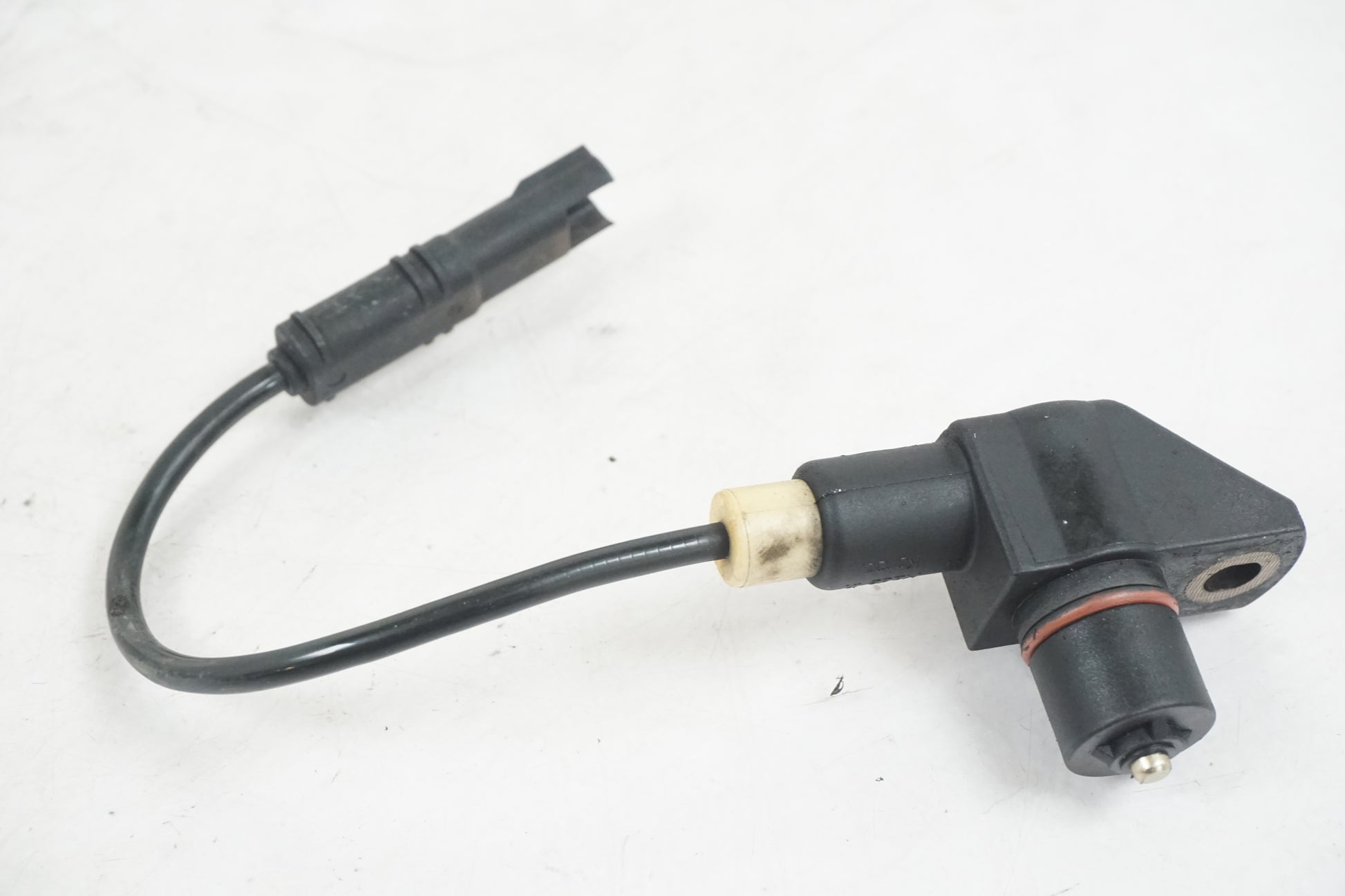 Baksidan på Vevaxelsensor från en BMW R 1200 R -2007 motorcykel.