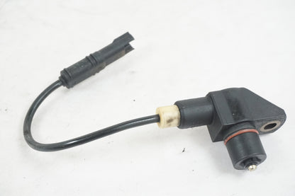 Baksidan på Vevaxelsensor från en BMW R 1200 R -2007 motorcykel.