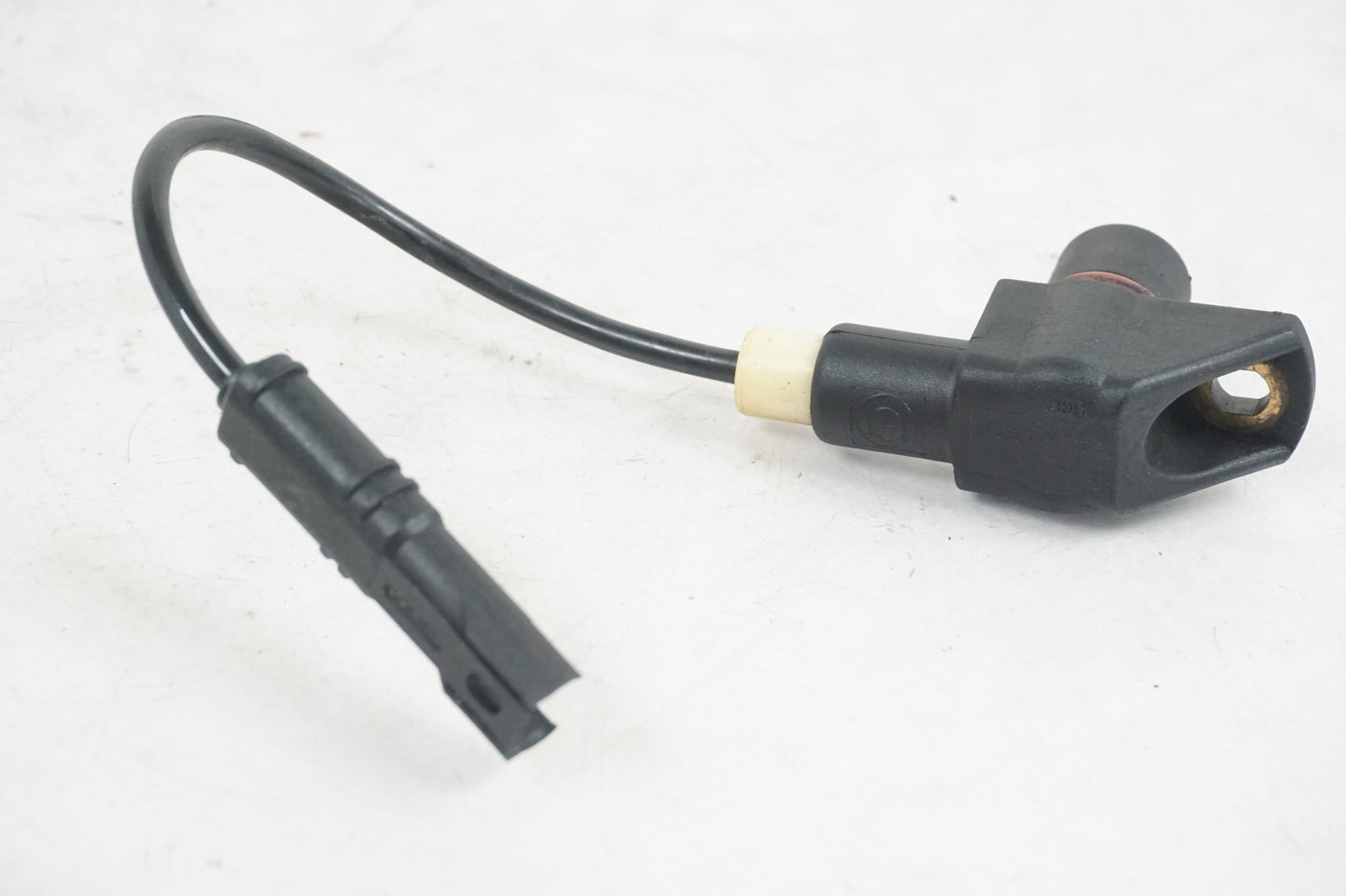 Höger sida på Vevaxelsensor från en BMW R 1200 R -2007 motorcykel.