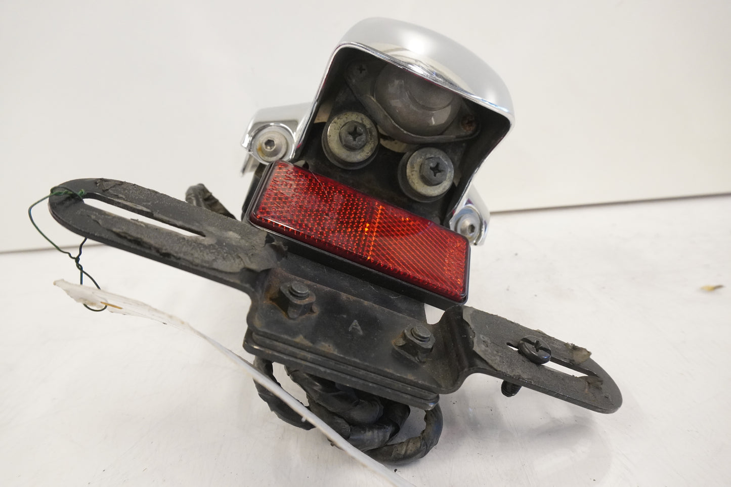 Framsidan på Skylthållare från en Kawasaki VN 900 -2008 motorcykel.