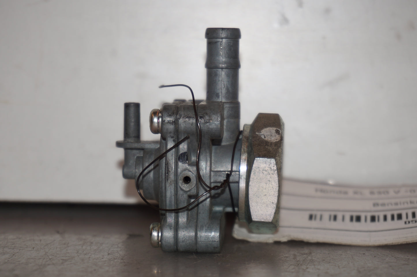 Baksidan på Bensinkran från en Honda XL 650 V -2007 motorcykel.