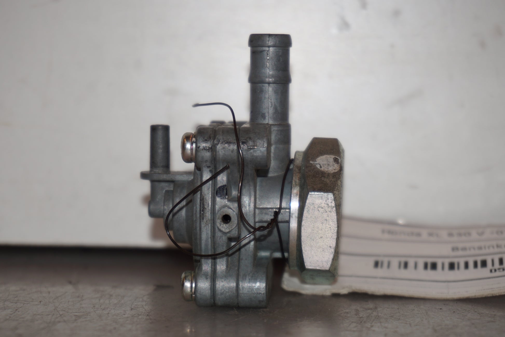 Baksidan på Bensinkran från en Honda XL 650 V -2007 motorcykel.