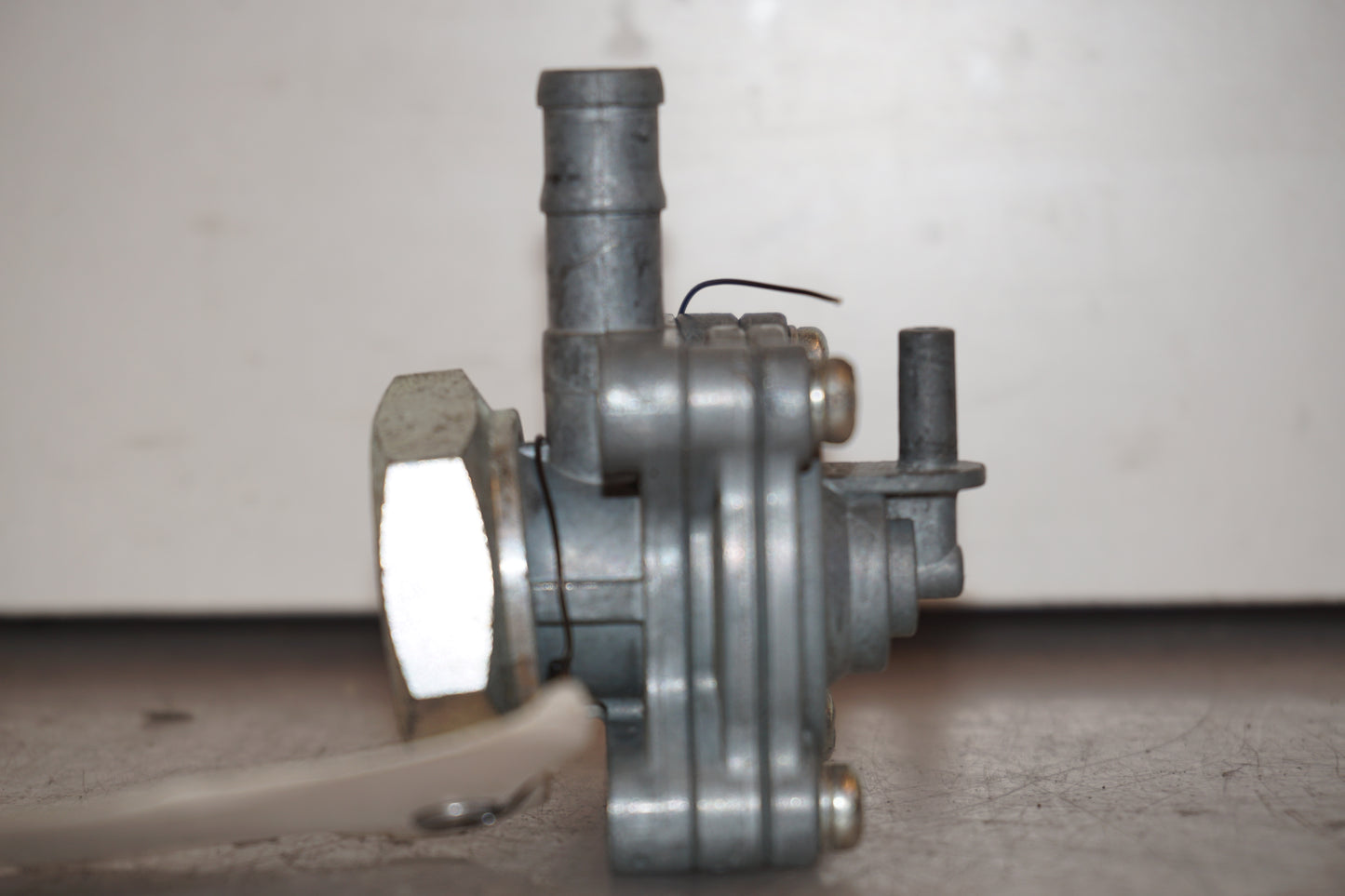 Vänster sida på Bensinkran från en Honda XL 650 V -2007 motorcykel.