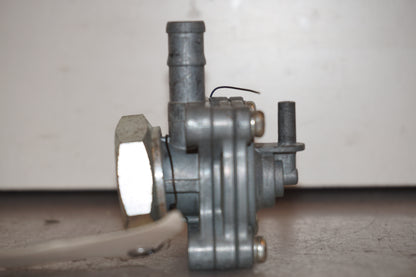 Vänster sida på Bensinkran från en Honda XL 650 V -2007 motorcykel.