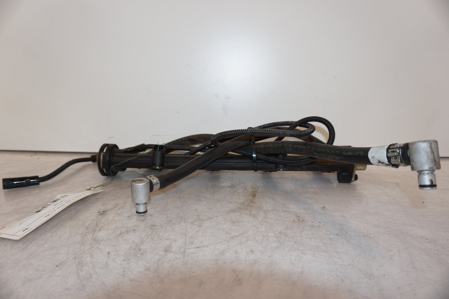 Baksidan på Fuel Rail från en Triumph TT 600 -2000 motorcykel.