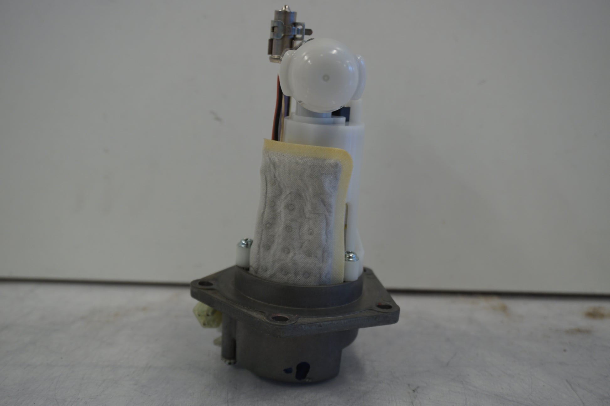 Baksidan på Bensinpump insprut från en Kawasaki Versys 650 -2007 motorcykel.