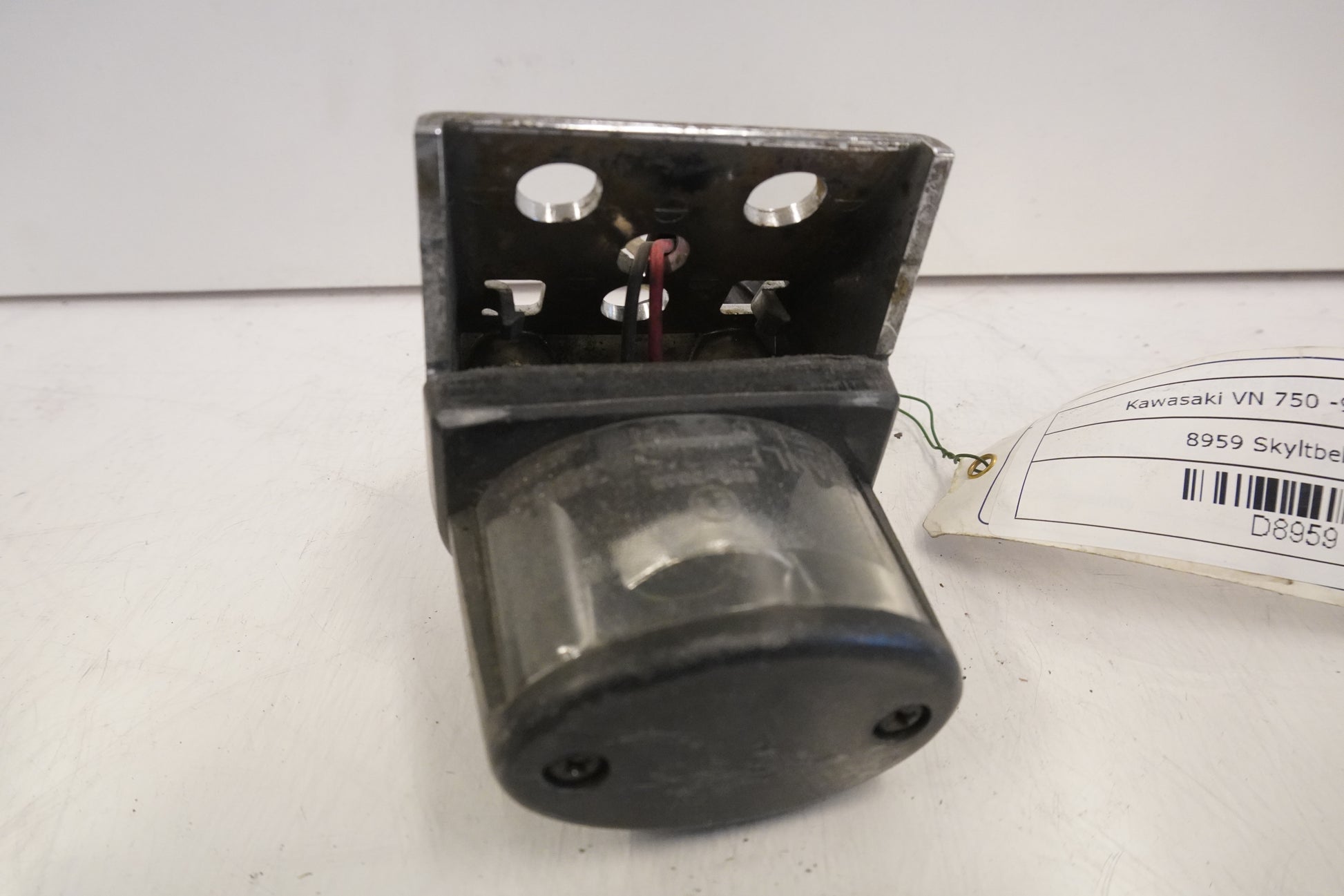 Baksidan på Skyltbelysning från en Kawasaki VN 750 -1994 motorcykel.