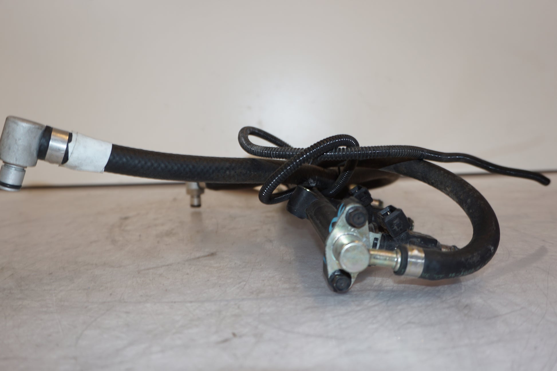 Snett uppifrån på Fuel Rail från en Triumph TT 600 -2000 motorcykel.