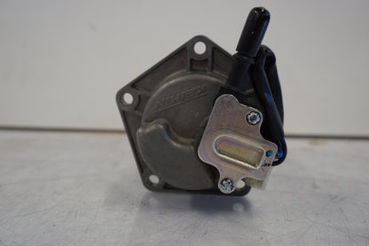 Vänster sida på Bensinpump insprut från en Kawasaki Versys 650 -2007 motorcykel.