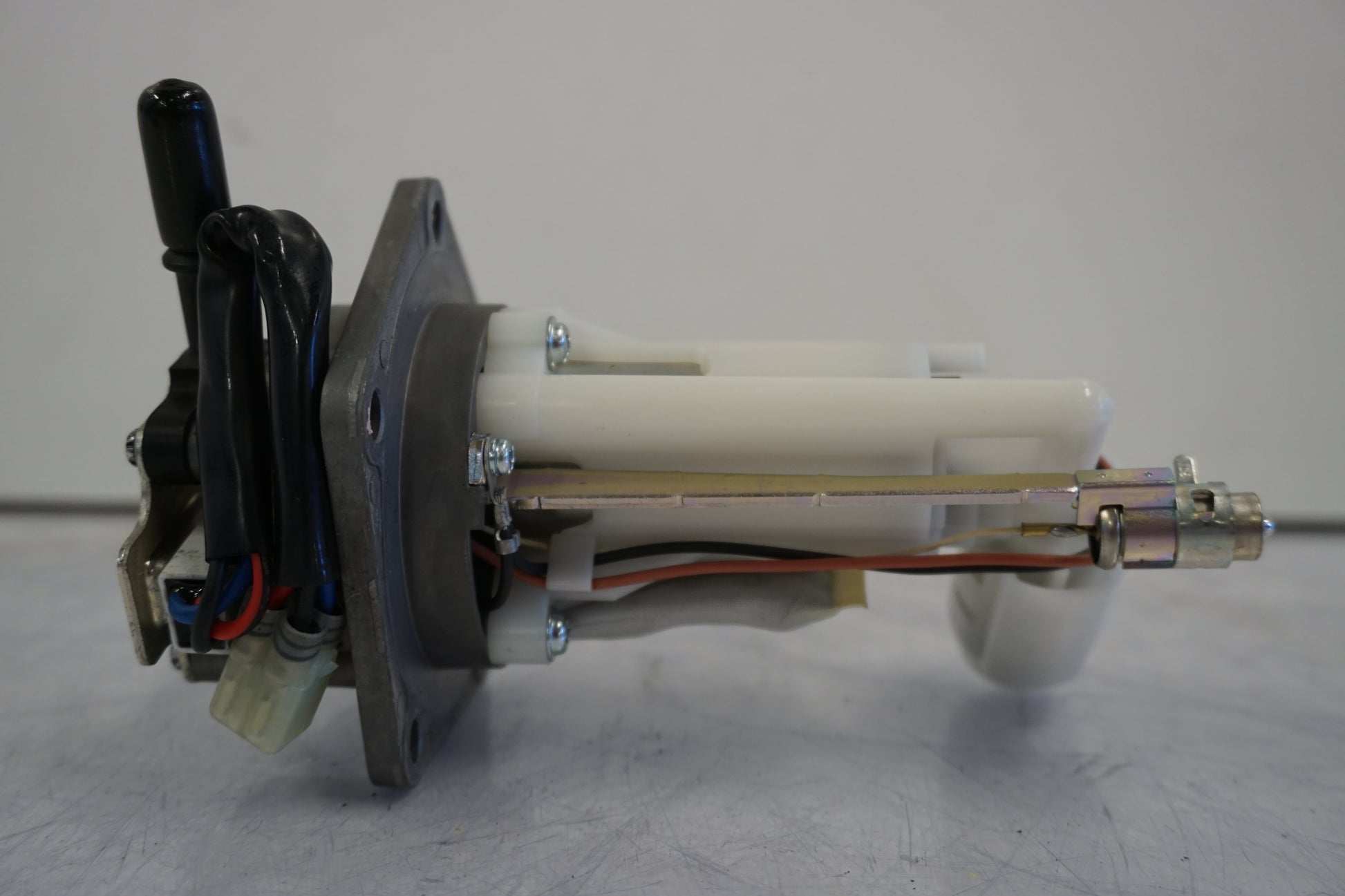 Snett uppifrån på Bensinpump insprut från en Kawasaki Versys 650 -2007 motorcykel.