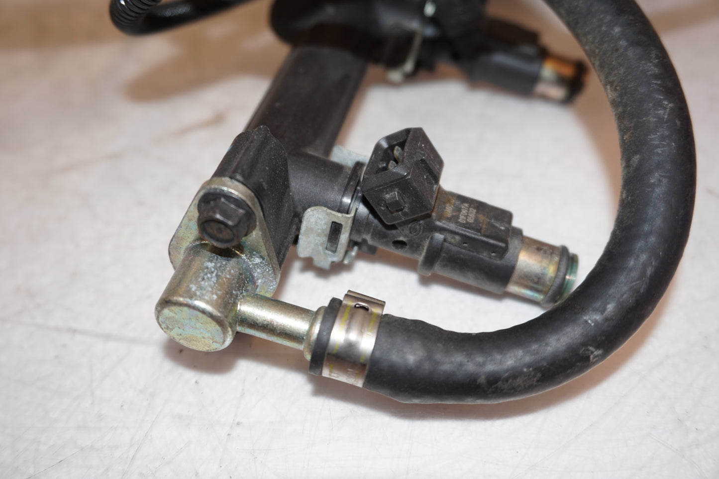Snett nerifrån på Fuel Rail från en Triumph TT 600 -2000 motorcykel.